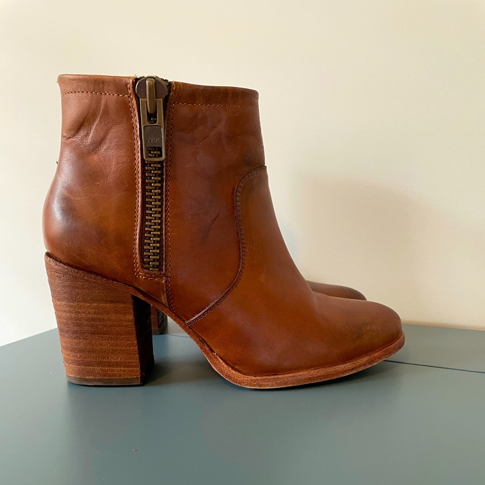 Hinge double sided zip leather ankle boots